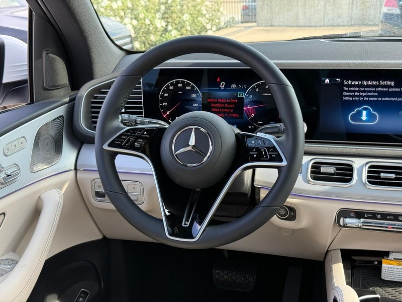 Mercedes-Benz GLE Vehicle Full-screen Gallery Image 8