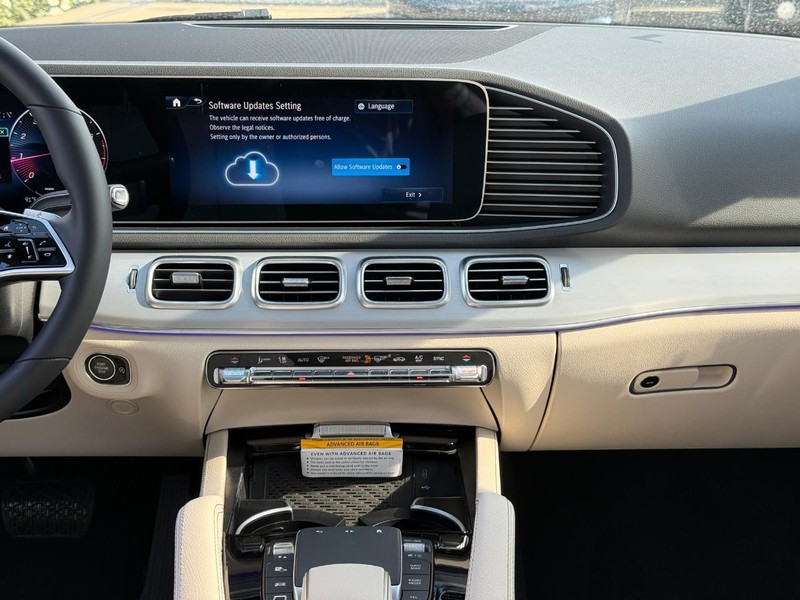 Mercedes-Benz GLE Vehicle Full-screen Gallery Image 9