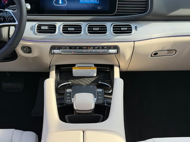 Mercedes-Benz GLE Vehicle Full-screen Gallery Image 10