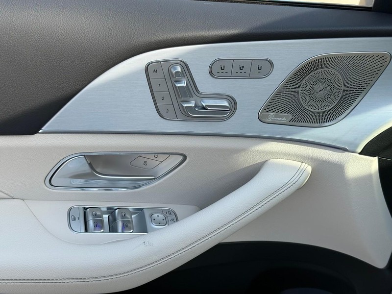 Mercedes-Benz GLE Vehicle Full-screen Gallery Image 11