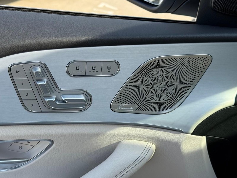 Mercedes-Benz GLE Vehicle Full-screen Gallery Image 12