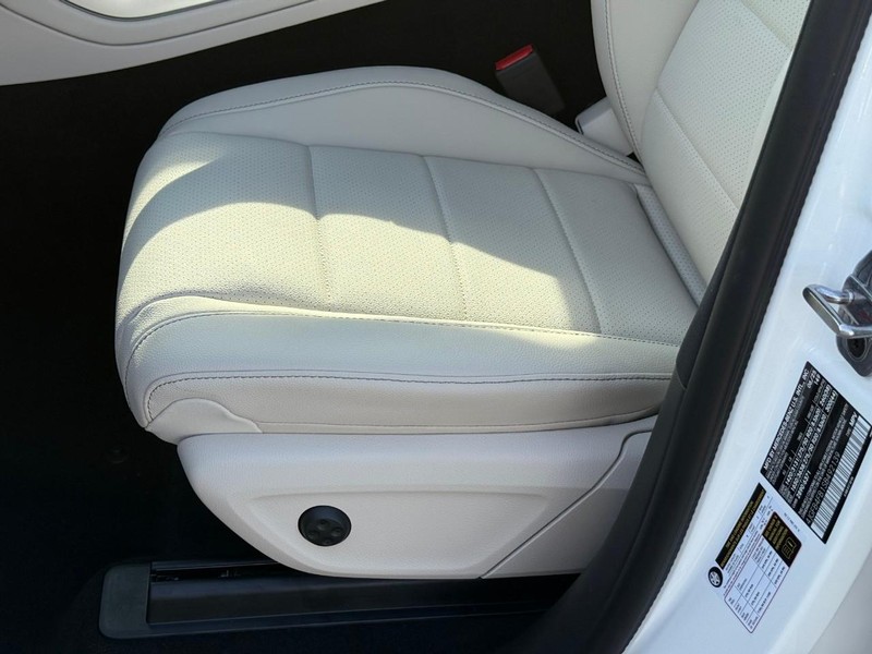 Mercedes-Benz GLE Vehicle Full-screen Gallery Image 13