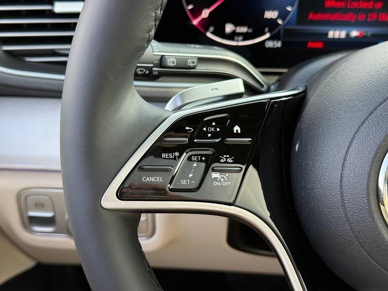 Mercedes-Benz GLE Vehicle Full-screen Gallery Image 14