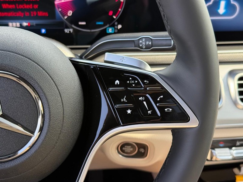 Mercedes-Benz GLE Vehicle Full-screen Gallery Image 15