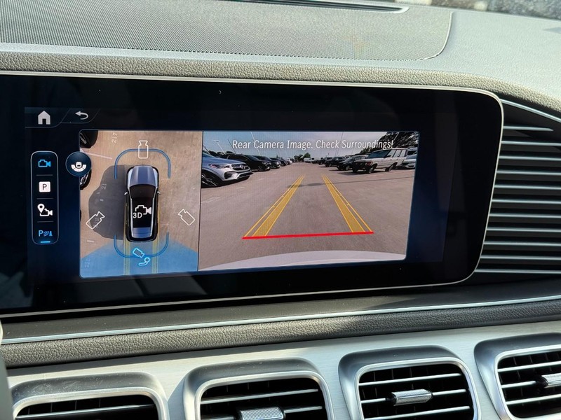 Mercedes-Benz GLE Vehicle Full-screen Gallery Image 16