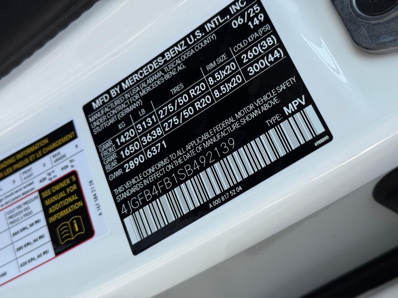 Mercedes-Benz GLE Vehicle Full-screen Gallery Image 17