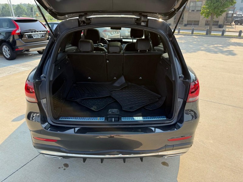 Mercedes-Benz GLC Vehicle Full-screen Gallery Image 8