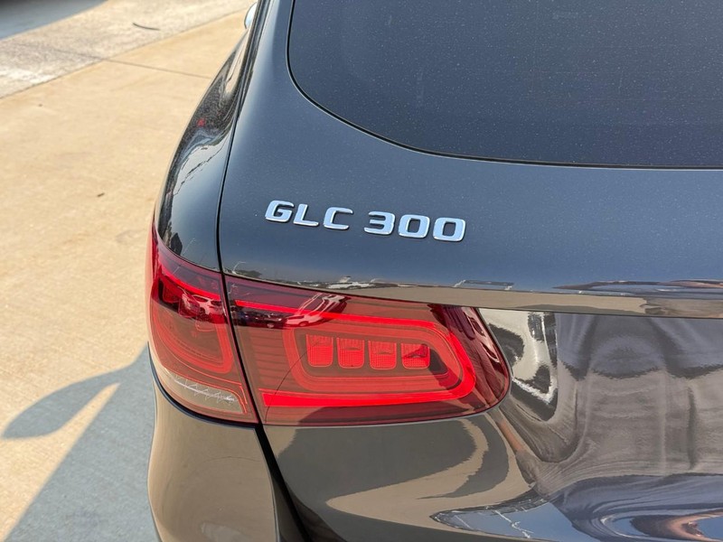 Mercedes-Benz GLC Vehicle Full-screen Gallery Image 10