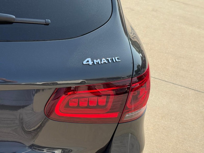 Mercedes-Benz GLC Vehicle Full-screen Gallery Image 11