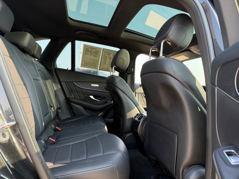 Mercedes-Benz GLC Vehicle Full-screen Gallery Image 12