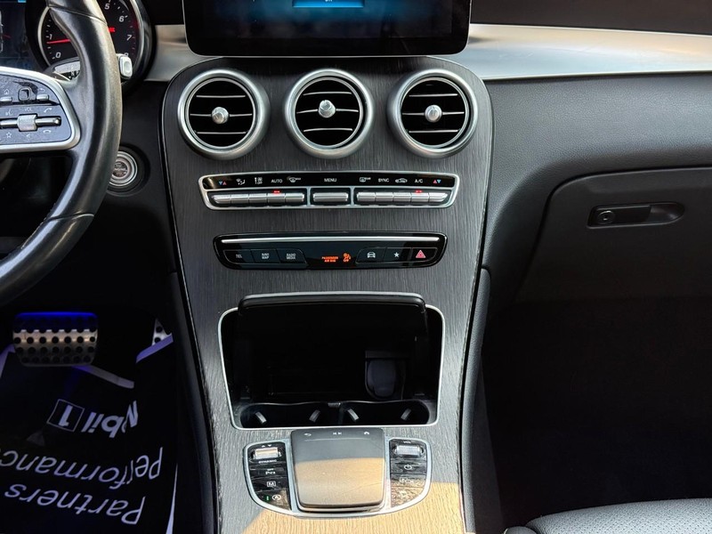 Mercedes-Benz GLC Vehicle Full-screen Gallery Image 16