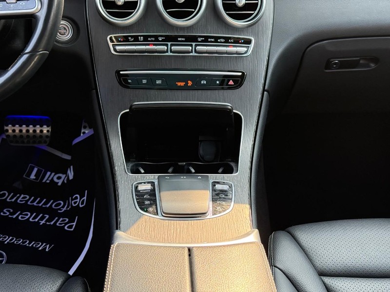 Mercedes-Benz GLC Vehicle Full-screen Gallery Image 17