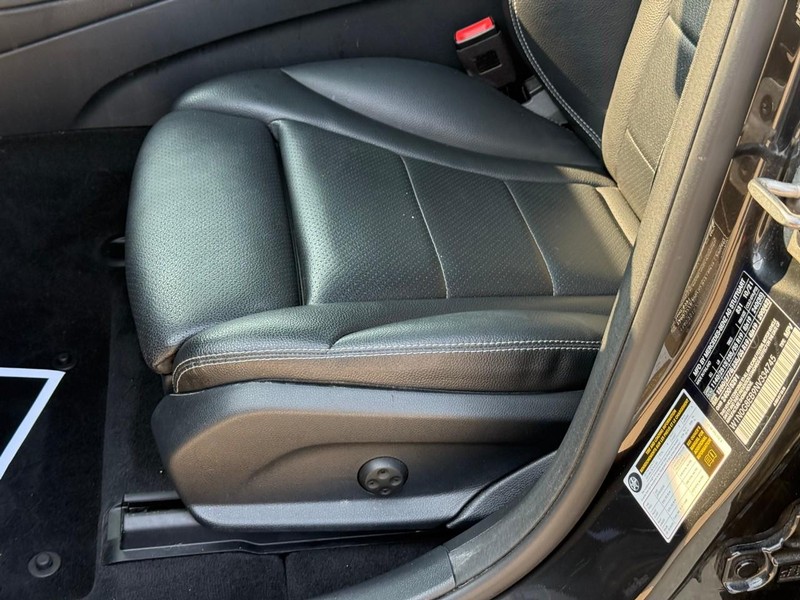 Mercedes-Benz GLC Vehicle Full-screen Gallery Image 20