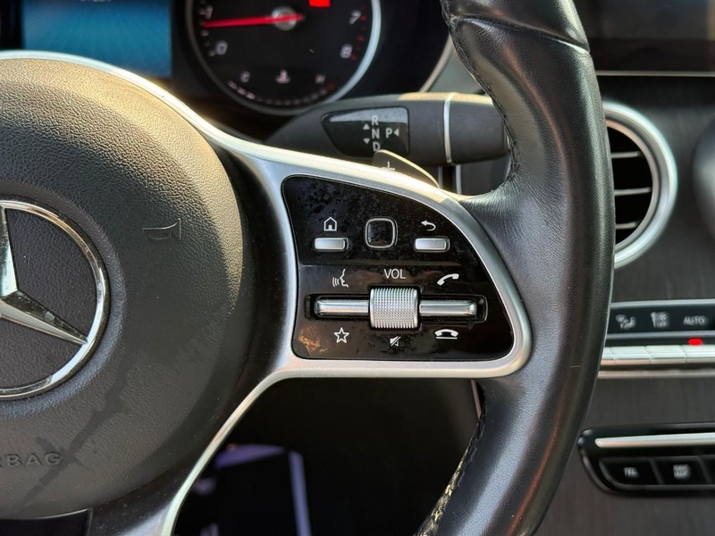 Mercedes-Benz GLC Vehicle Full-screen Gallery Image 22