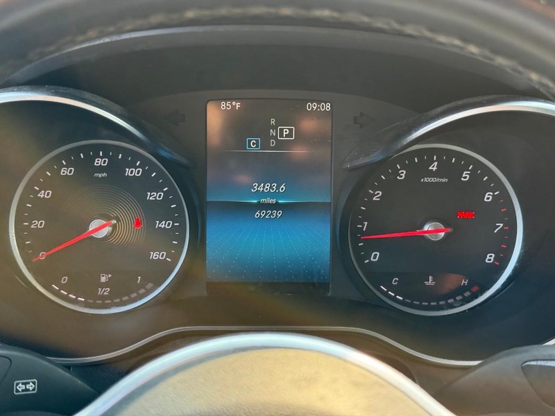 Mercedes-Benz GLC Vehicle Full-screen Gallery Image 23