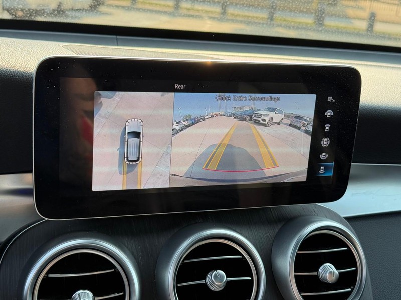 Mercedes-Benz GLC Vehicle Full-screen Gallery Image 24