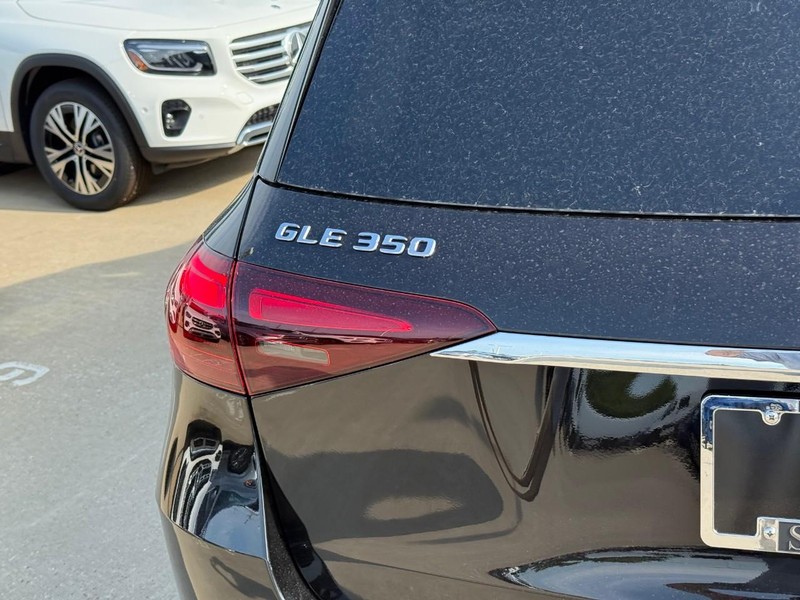 Mercedes-Benz GLE Vehicle Full-screen Gallery Image 4