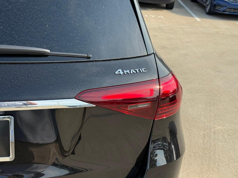 Mercedes-Benz GLE Vehicle Full-screen Gallery Image 5