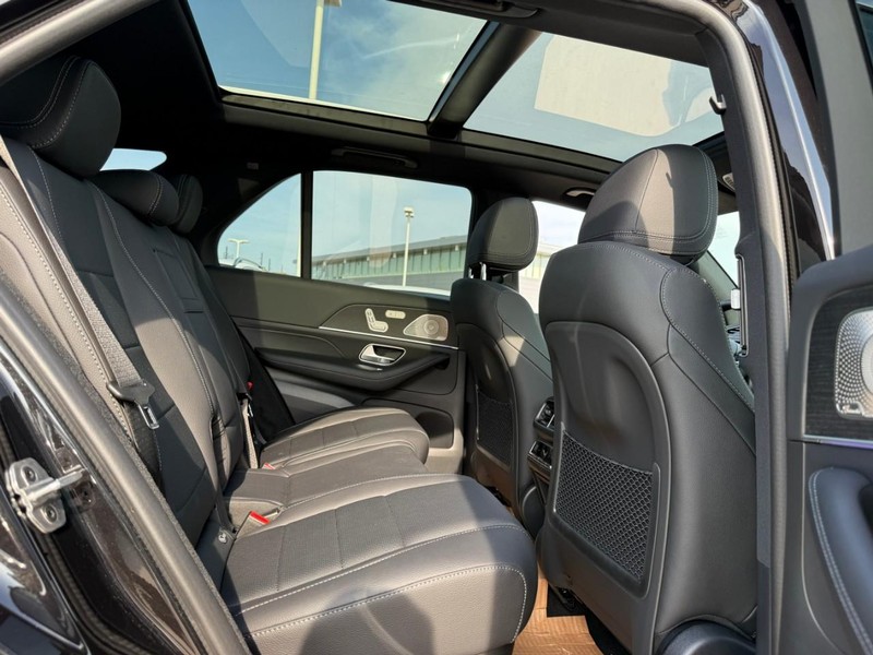 Mercedes-Benz GLE Vehicle Full-screen Gallery Image 6