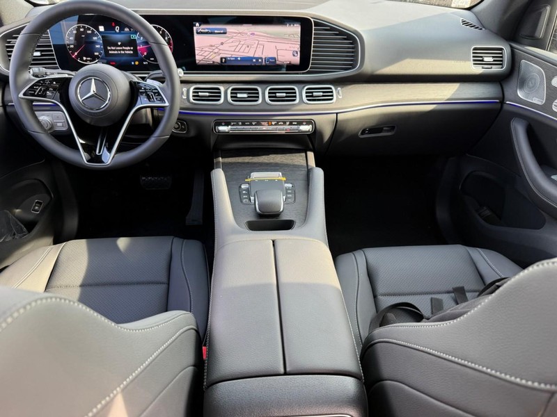 Mercedes-Benz GLE Vehicle Full-screen Gallery Image 7