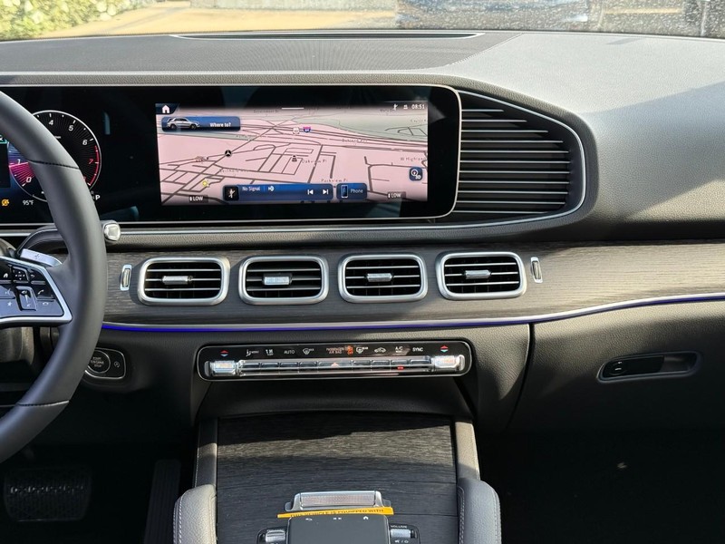 Mercedes-Benz GLE Vehicle Full-screen Gallery Image 9