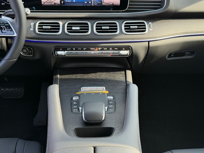 Mercedes-Benz GLE Vehicle Full-screen Gallery Image 10