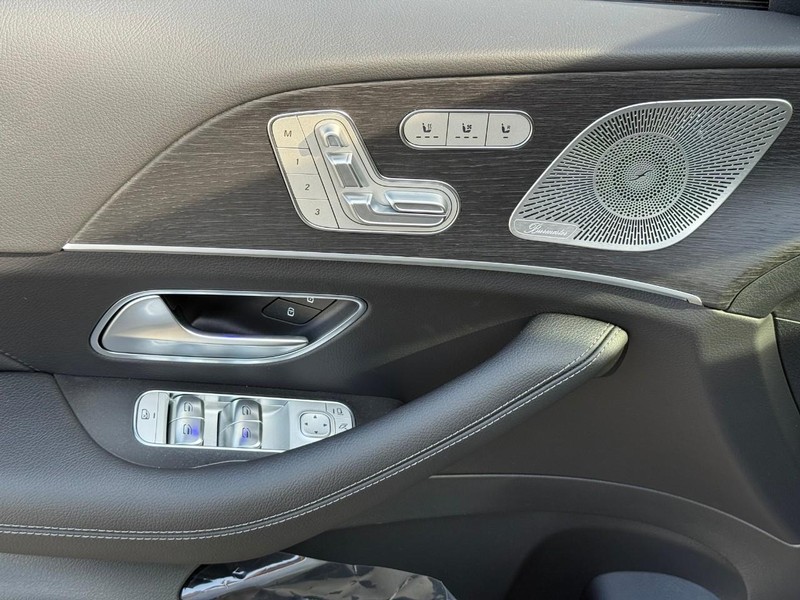 Mercedes-Benz GLE Vehicle Full-screen Gallery Image 11