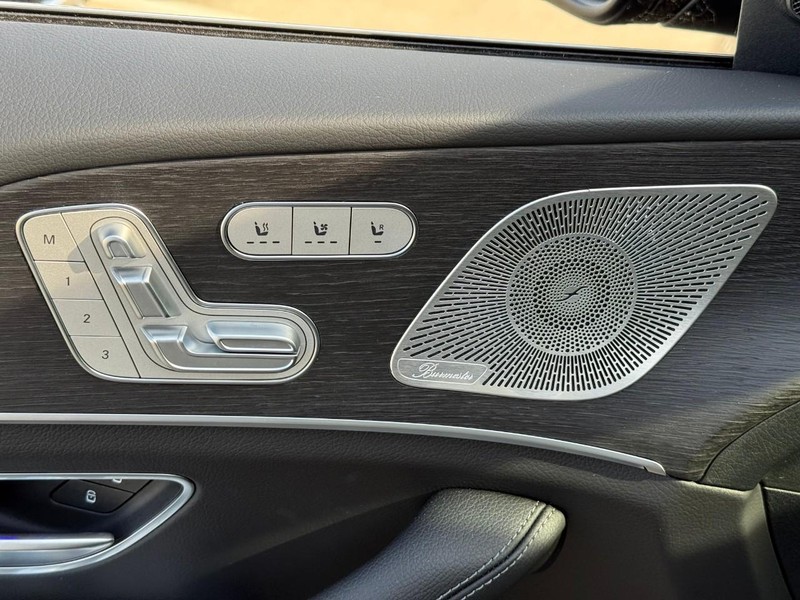 Mercedes-Benz GLE Vehicle Full-screen Gallery Image 12