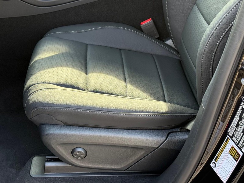 Mercedes-Benz GLE Vehicle Full-screen Gallery Image 13