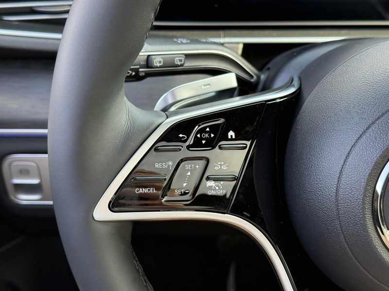 Mercedes-Benz GLE Vehicle Full-screen Gallery Image 14