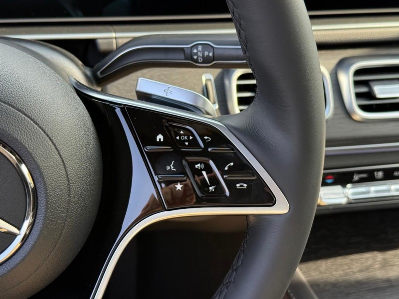 Mercedes-Benz GLE Vehicle Full-screen Gallery Image 15