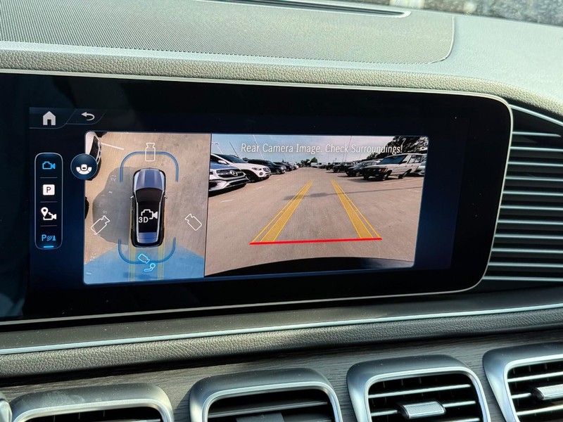 Mercedes-Benz GLE Vehicle Full-screen Gallery Image 16