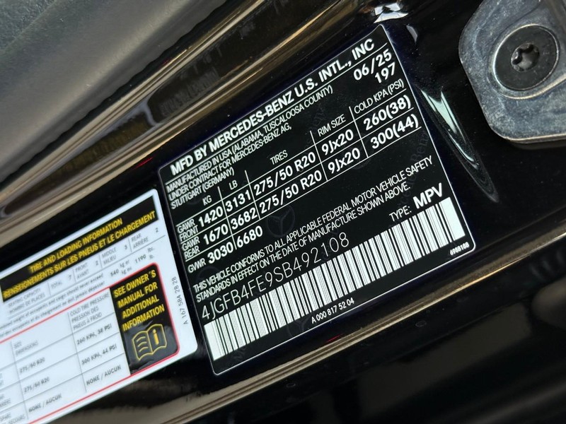 Mercedes-Benz GLE Vehicle Full-screen Gallery Image 17