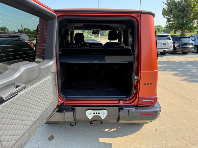 Mercedes-Benz G-Class Vehicle Full-screen Gallery Image 8