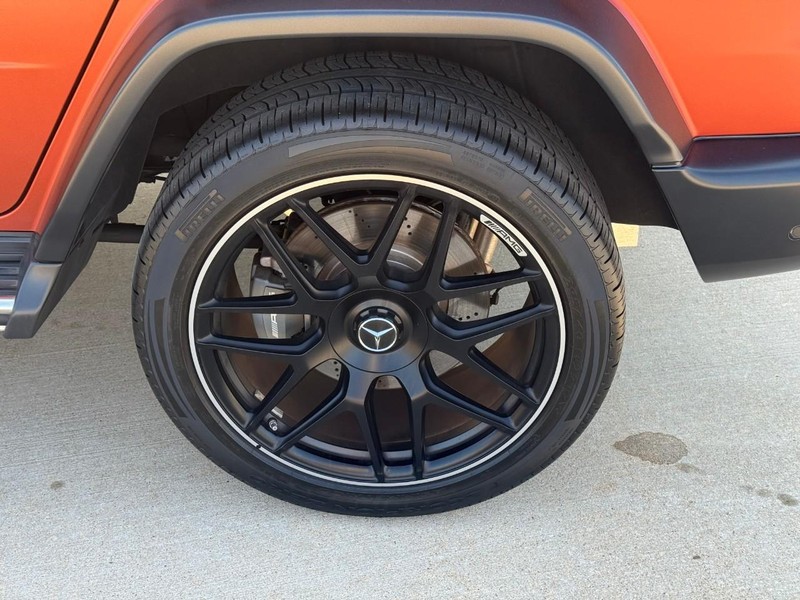 Mercedes-Benz G-Class Vehicle Full-screen Gallery Image 9