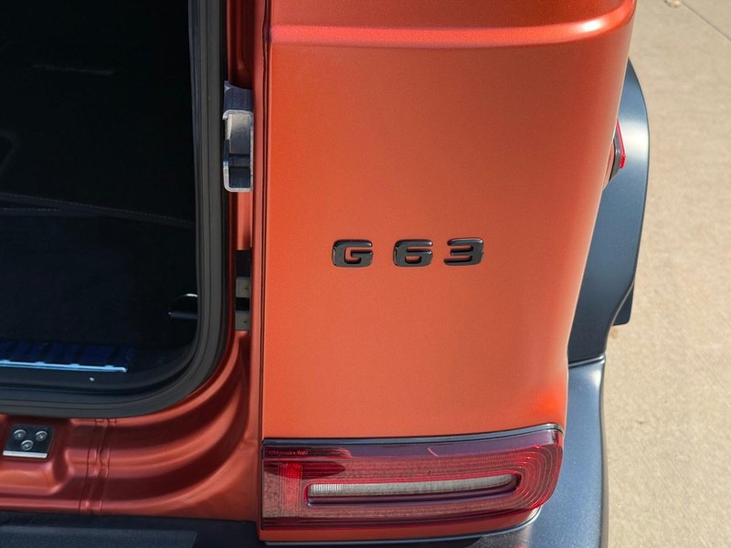 Mercedes-Benz G-Class Vehicle Full-screen Gallery Image 10