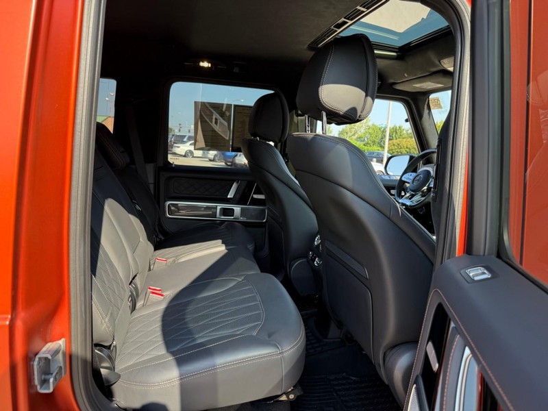 Mercedes-Benz G-Class Vehicle Full-screen Gallery Image 11