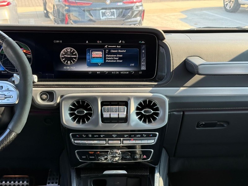 Mercedes-Benz G-Class Vehicle Full-screen Gallery Image 14