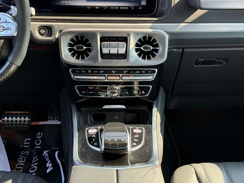 Mercedes-Benz G-Class Vehicle Full-screen Gallery Image 15