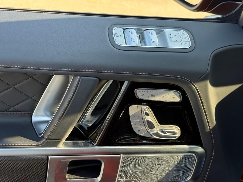 Mercedes-Benz G-Class Vehicle Full-screen Gallery Image 16