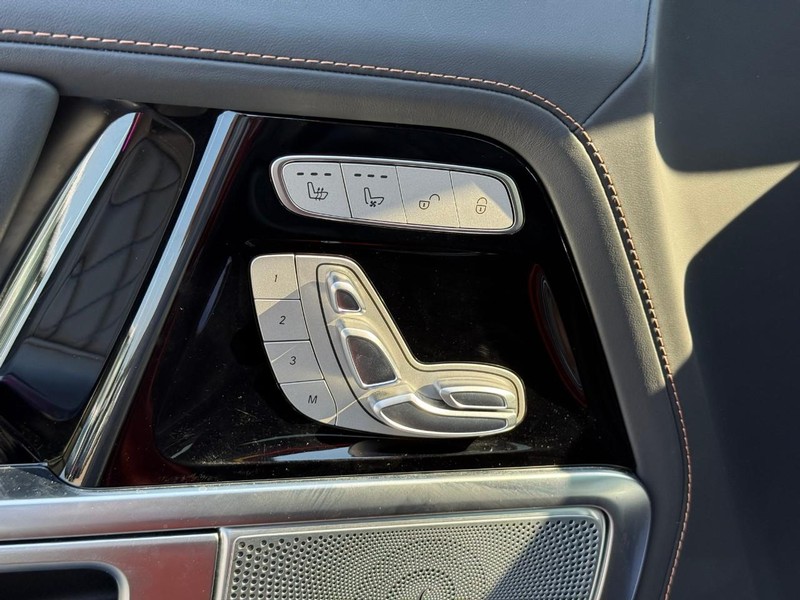 Mercedes-Benz G-Class Vehicle Full-screen Gallery Image 17