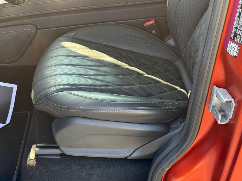 Mercedes-Benz G-Class Vehicle Full-screen Gallery Image 18