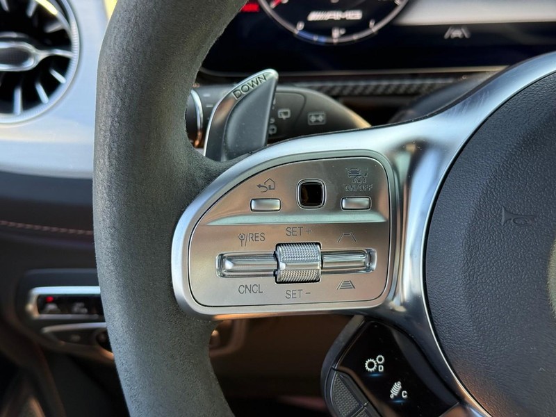 Mercedes-Benz G-Class Vehicle Full-screen Gallery Image 19