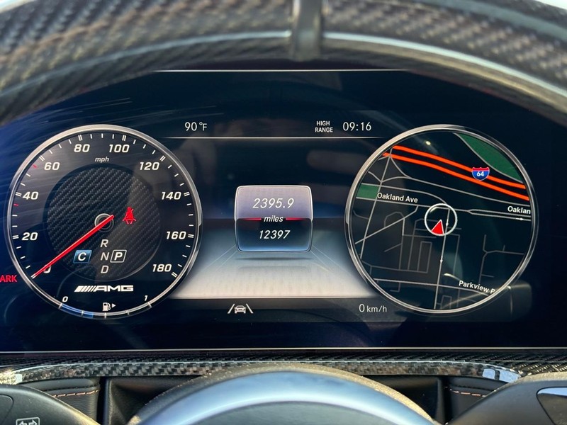 Mercedes-Benz G-Class Vehicle Full-screen Gallery Image 21