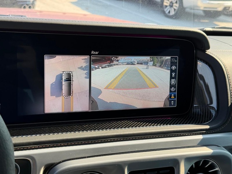 Mercedes-Benz G-Class Vehicle Full-screen Gallery Image 22