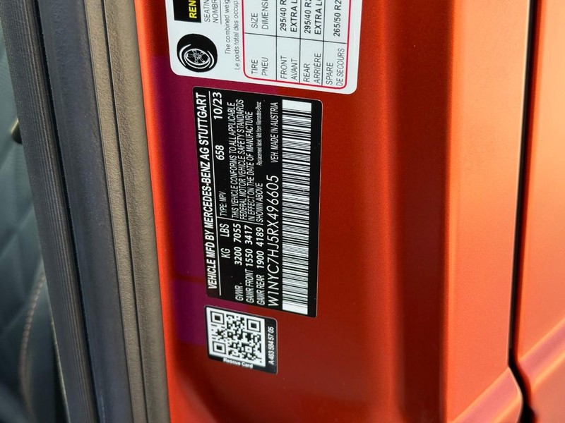 Mercedes-Benz G-Class Vehicle Full-screen Gallery Image 23