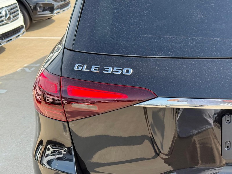 Mercedes-Benz GLE Vehicle Full-screen Gallery Image 4