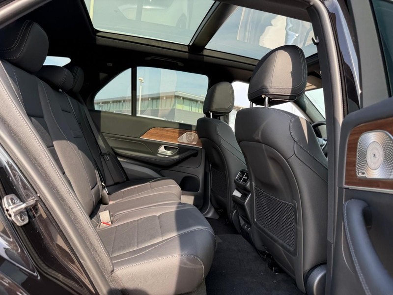 Mercedes-Benz GLE Vehicle Full-screen Gallery Image 6