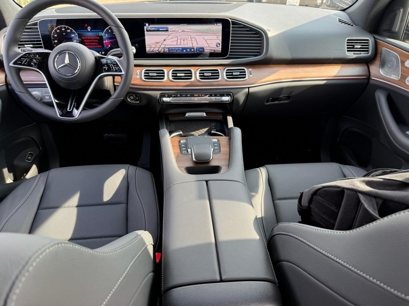 Mercedes-Benz GLE Vehicle Full-screen Gallery Image 7