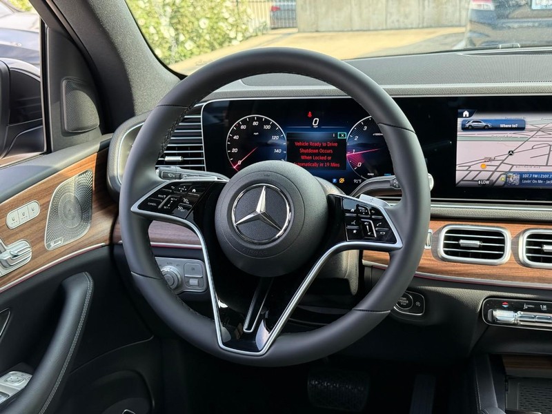 Mercedes-Benz GLE Vehicle Full-screen Gallery Image 8
